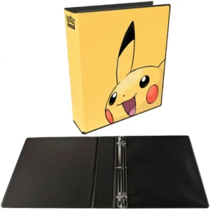 Classeur Ultra Pro Pokémon jaune avec Pikachu souriant, reliure à anneaux ouverte montrant l'intérieur noir